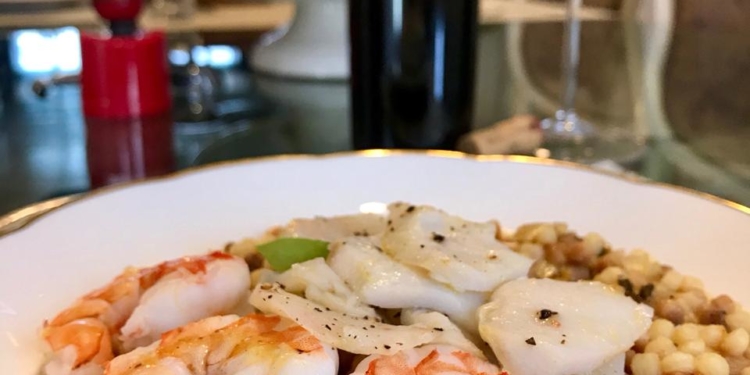 “RISOTTO” de FREGOLA TOSTADA, BACALHAU MORHUA e CAMARÃO JUMBO