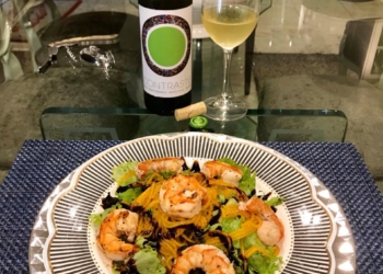 SPAGHETTI de CAQUI, FOLHAS e CAMARÃO ROSA