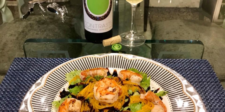 SPAGHETTI de CAQUI, FOLHAS e CAMARÃO ROSA