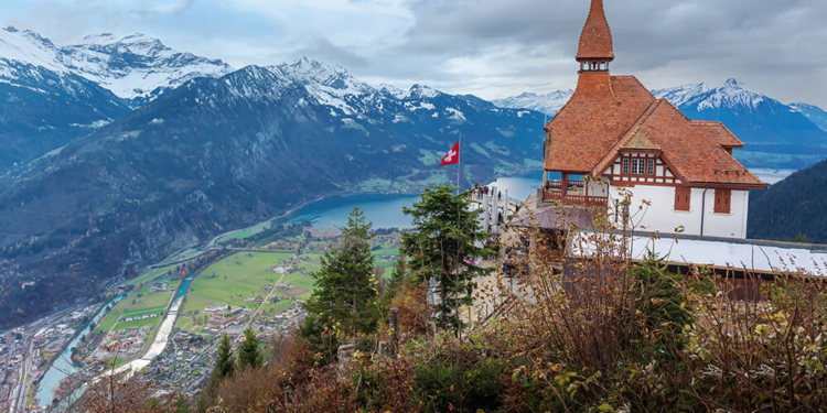 DESCUBRA O FASCÍNIO DE HARDER KULM: O PONTO TURÍSTICO IMPERDÍVEL DE INTERLAKEN, SUIÇA