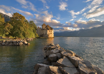 DESVENDANDO A RICA HISTÓRIA DO CASTELO DE CHILLON: VINHOS E ENCANTOS À BEIRA DO LAGO GENEBRA