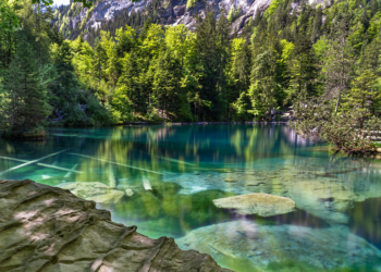 O CINEMATOGRÁFICO LAGO BLAUSEE NA SUIÇA