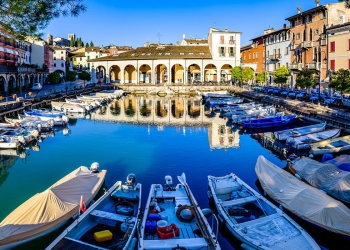 ENCANTE-SE COM A BELEZA ÚNICA DE DESENZANO DEL GARDA NA ITÁLIA: O QUE EXPLORAR NESTA CHARMOSA CIDADE ÀS MARGENS DO LAGO DI GARDA?
