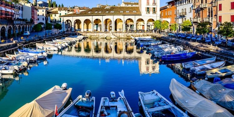 ENCANTE-SE COM A BELEZA ÚNICA DE DESENZANO DEL GARDA NA ITÁLIA: O QUE EXPLORAR NESTA CHARMOSA CIDADE ÀS MARGENS DO LAGO DI GARDA?