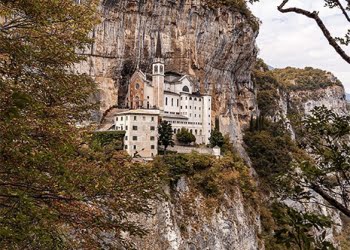 ENTRE O CÉU E A TERRA, CRAVADO NA MONTANHA, O SANTUÁRIO MADONNA DELLA CORONNA É UM LUGAR SAGRADO