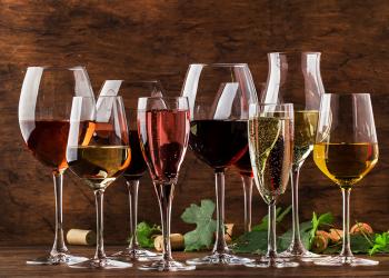 VOCÊ SABIA QUE A ESCOLHA CORRETA DA TAÇA PODE FAZER TODA A DIFERENÇA NA HORA DE DEGUSTAR UM BOM VINHO? CONFIRA 3 TIPOS DE TAÇA QUE VOCÊ DEVE TER EM CASA!