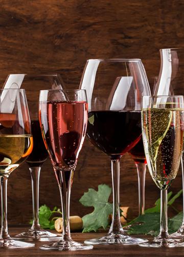 VOCÊ SABIA QUE A ESCOLHA CORRETA DA TAÇA PODE FAZER TODA A DIFERENÇA NA HORA DE DEGUSTAR UM BOM VINHO? CONFIRA 3 TIPOS DE TAÇA QUE VOCÊ DEVE TER EM CASA!