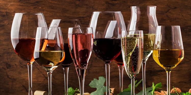 VOCÊ SABIA QUE A ESCOLHA CORRETA DA TAÇA PODE FAZER TODA A DIFERENÇA NA HORA DE DEGUSTAR UM BOM VINHO? CONFIRA 3 TIPOS DE TAÇA QUE VOCÊ DEVE TER EM CASA!